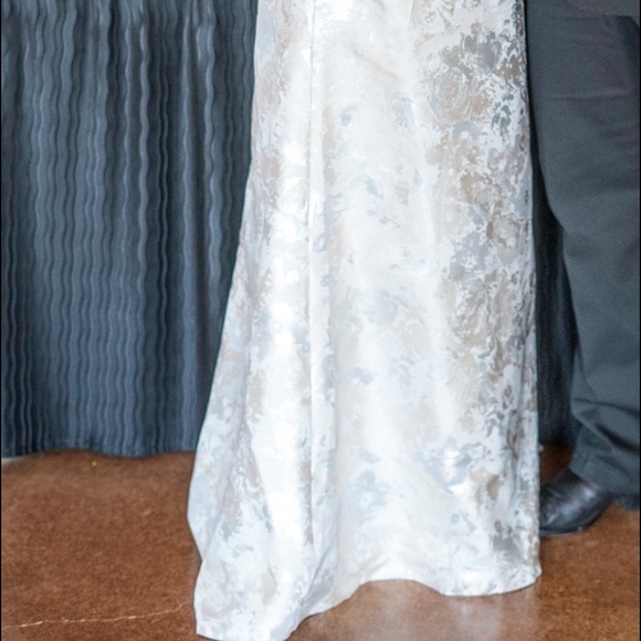 Beautiful gown! - Picture 6 of 6